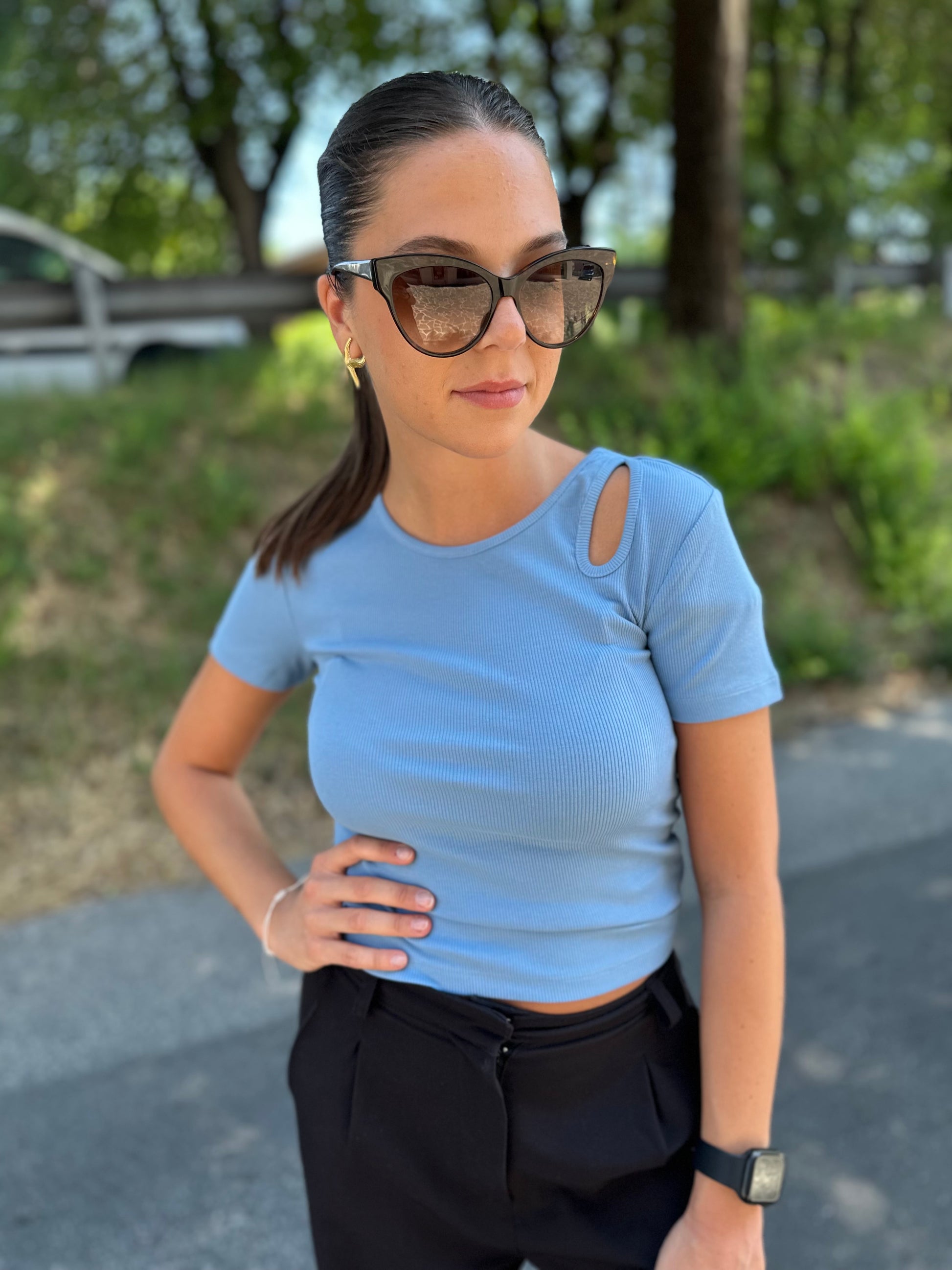 T-shirt azzurra Nessa