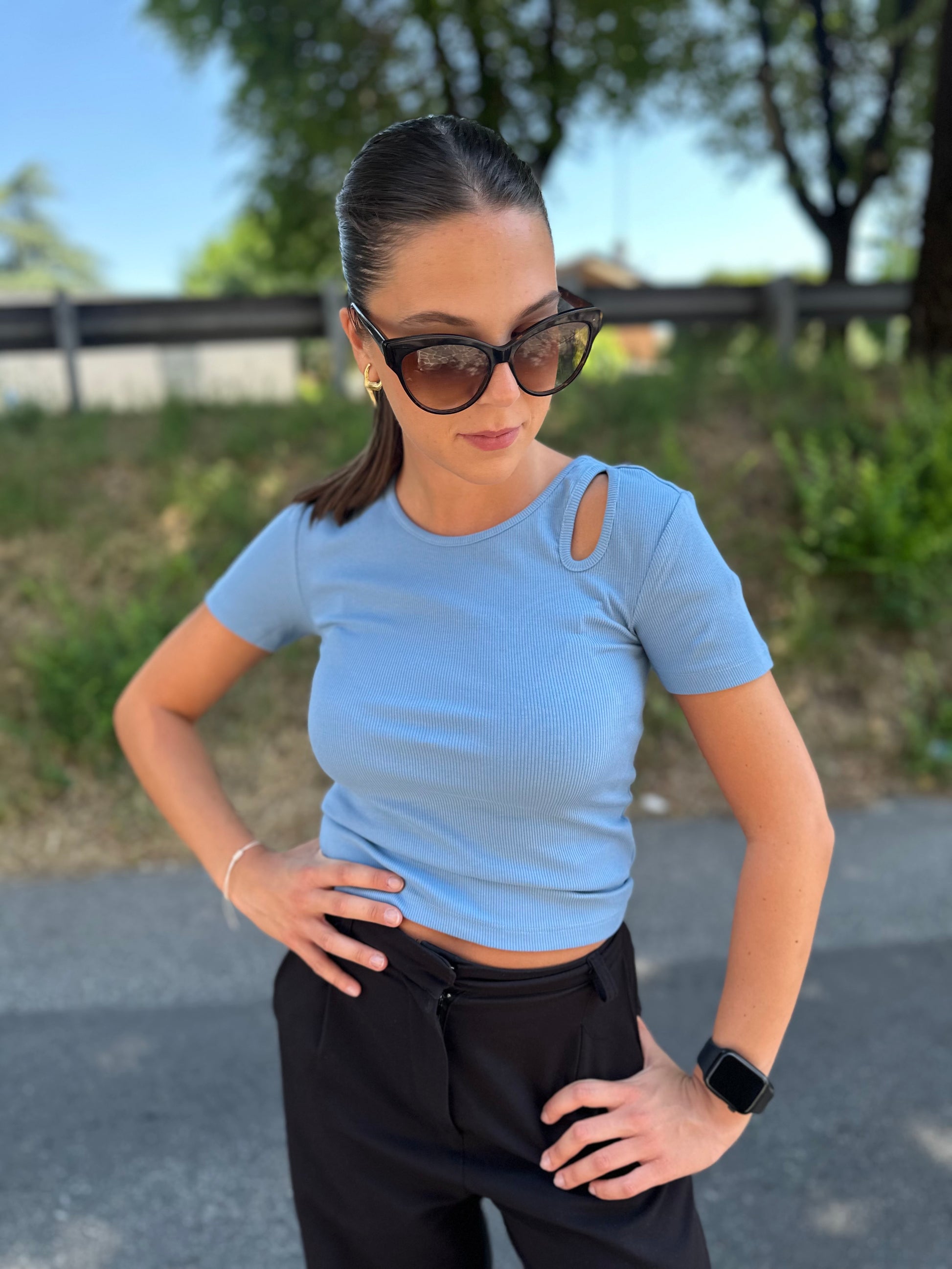 T-shirt azzurra Nessa